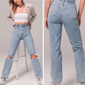 Abercrombie & Fitch The '90s Relaxed High
Rise Light Wash Distressed Jeans 10S